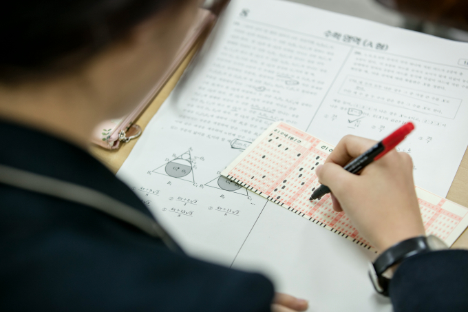 이번 고졸 검정고시 합격생 중 최고령자 합격생인 81세 이모씨가 감격의 소감을 전했다. 사진은 기사와 무관한 시험지. /사진=이미지투데이 