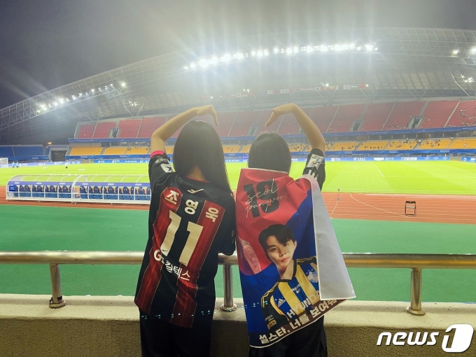 한국에서 축구대표팀을 응원하기 위해 중국에 방문한 김민지(왼쪽)씨와 송은지씨.2023.9.19/뉴스1 ⓒ News1 서장원 기자