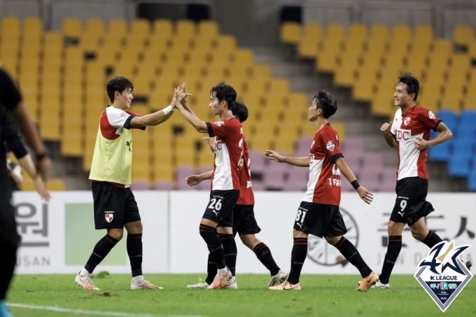 안산을 꺾고 5연승을 질주한 K리그2 부산.  (프로축구연맹 제공)