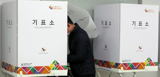 이념 성향 여론조사 결과 지난 2월에 비해 중도·진보라고 응답한 비율은 상승하고 보수 성향이라 응답한 비율은 줄었다. 사진은 4·5 재보궐선거 투표일인 지난 4월5일 전북 전주시 서신동주민센터에 마련된 투표소에서 한 유권자가 기표소로 들어서고 있는 모습. 사진은 기사와 무관함. /사진=뉴스1
