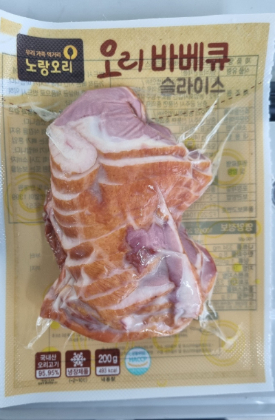 발색제가 과다 검출된 오리바비큐 슬라이스 제품에 대해 식품의약품안전처(식약처)가 판매 중단·회수 조치를 내렸다. 사진은 노랑오리농업회사법인이 제조한 '노랑오리 오리바베큐 슬라이스' 제품. /사진=식품안전나라 캡처
