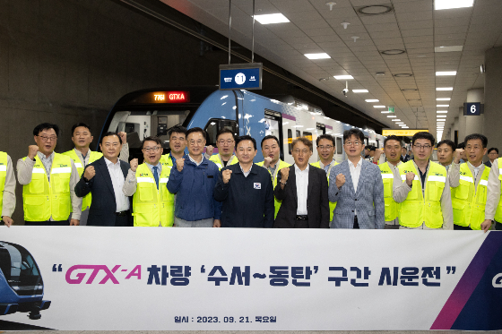 21일 국토교통부에 따르면 수도권광역급행철도(GTX)-A 차량(EMU-180)이 이달부터 28㎞에 달하는 SR(에스알) 수서-동탄 구간에서 본격적인 시운전을 시작한다. 시운전에서는 주행 안전성·주행 저항·지상 설비 연계 동작 시험 등 4개 항목을 평가하게 된다./사진=뉴스1