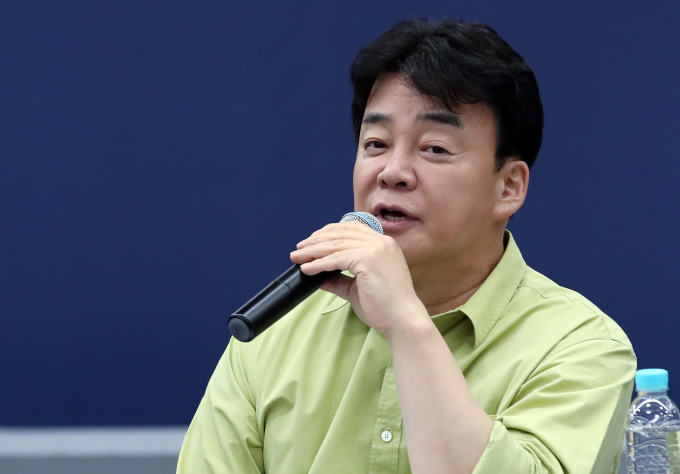 요리연구가 겸 사업가 백종원이 예산시장 건물주 만행에 분노하며 상인들과 소통에 나섰다. /사진=뉴스1