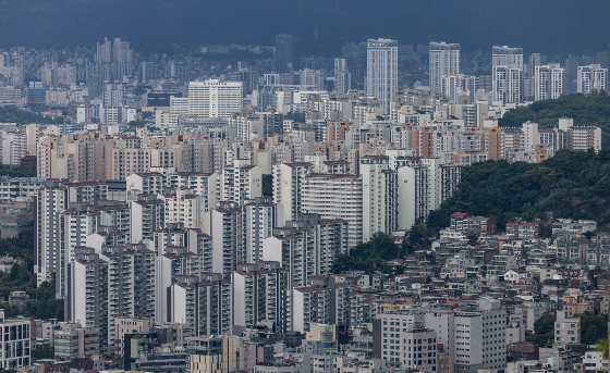 22일 국회입법조사처는 최근 '부동산 가상자산·백지신탁제도 도입의 전제조건' 보고서를 발표, 주식뿐만 아니라 가상자산이나 부동산 등 여타의 재산에 대해서도 백지신탁제도를 적용해야 한다고 제언했다. 이 경우 주거용 부동산 등 일부 재산에는 백지신탁 의무를 면제하는 등 적절히 예외를 설정하는 문제에 관한 논의도 필요하다고 덧붙였다.사진=뉴스1