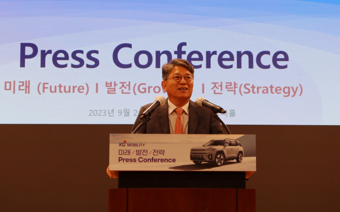 곽재선 KG 모빌리티 회장이 회사 중장기 계획을 발표하고 있다. /사진=KG 모빌리티