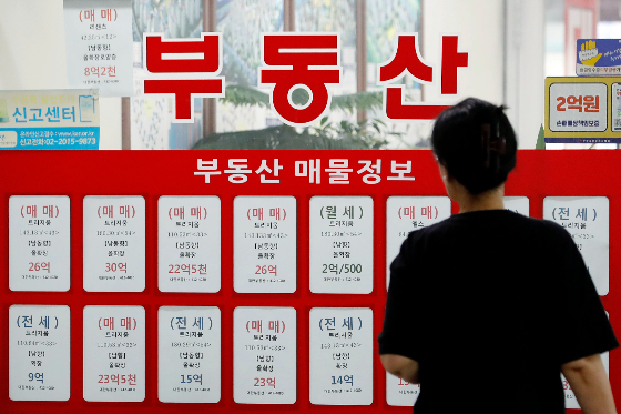 22일 KB부동산이 발표한 '주간KB주택시장동향' 자료에 따르면 이번주(18일 기준) 서울 아파트 매매가격 변동률은 0.06%, 전세는 0.12%로 상승세를 유지했다. 경기는 매매 0.06%, 전세 0.14%를 기록하며 지난주와 유사한 수준을 보였다. 전국적으로는 매매 0.03%, 전세 0.06% 만큼 각각 올랐다./사진=뉴시스