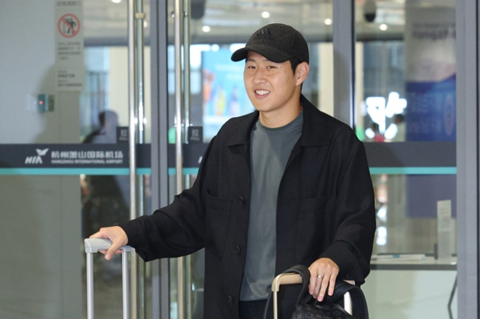 이강인이 2022 항저우아시안게임에 참가히기 위해 중국에 도착했다. 사진은 항저우 국제공항에 도착한 이강인의 모습. /사진=뉴스1