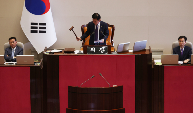 21일 국회 본회의에서 이재명 더불어민주당 대표의 체포동의안이 가결됐다. 사진은 김진표 국회의장이 21일 오후 서울 여의도 국회에서 열린 제410회 국회(정기회) 제8차 본회의에서 의사봉을 두드리며 이재명 더불어민주당 대표에 대한 체포동의안의 가결을 알리는 모습. /사진=뉴스1