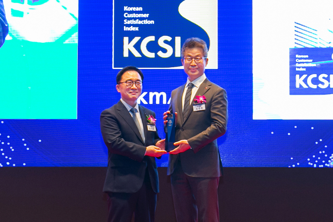 롯데렌터카가 고객만족도 렌터카부문 8년 연속 1위에 올랐다. 사진은 21일 열린 관련 시상식에 참석했던 한수희(왼쪽) 한국능률협회컨설팅(KMAC) 대표이사와 최진환 롯데렌탈 대표이사. /사진=롯데렌탈