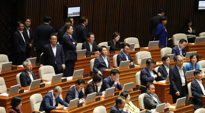 이재명 더불어민주당 대표의 체포동의안에 대한 표결 결과 민주당 의원이 대거 이탈한 것으로 보인다. 사진은 21일 오후 서울 여의도 국회에서 열린 제410회 국회(정기회) 제8차 본회의에서 이재명 대표에 대한 체포동의안이 총투표수 295표, 가 149표, 부 136표, 기권 6표, 무효 4표로 가결되자 아쉬워하는 더불어민주당 의원들. /사진=뉴스1