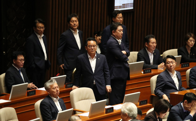 이재명 더불어민주당 대표의 구속여부가 추석 전에 결정될 전망이다. 사진은 21일 서울 여의도 국회에서 열린 제410회 국회(정기회) 제8차 본회의에서 이재명 민주당 대표에 대한 체포동의안이 총 295표 가운데 가 149표, 부 136표, 기권 6표, 무효 4표로 가결되자 아쉬워하는 민주당 의원들. /사진=뉴스1