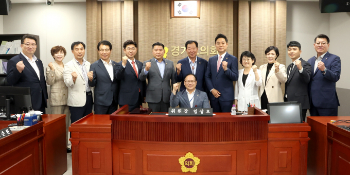  경기도의회 경기북부특별자치도 설치 특별위원회는 9월 21일 첫 회의를 개최하고 위원장에 임상오(국민의힘, 동두천2) 의원, 부위원장에 이한국(국민의힘, 파주4) 의원과 오석규(더불어민주당, 의정부4) 의원을 선출하고 본격적인 활동을 개시했다. / 사진제공=경기도의회