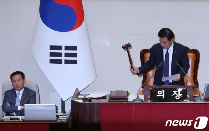 김진표 국회의장이 21일 오후 서울 여의도 국회에서 열린 제410회 국회(정기회) 제8차 본회의에서 의사봉을 두드리며 이재명 더불어민주당 대표에 대한 체포동의안의 가결을 알리고 있다. 2023.9.21/뉴스1 ⓒ News1 송원영 기자