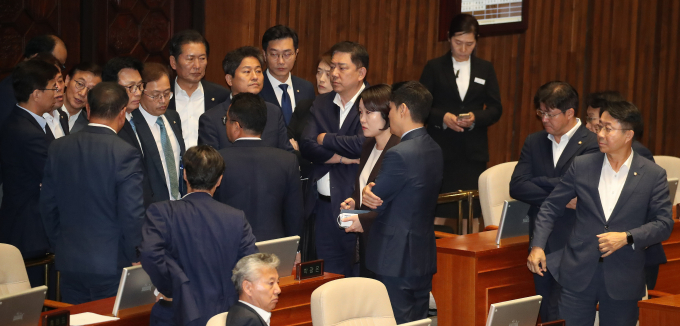 21일 국회 본회의에서 이재명 더불어민주당 대표의 체포동의안이 가결됐다. 사진은 더불어민주당 의원들이 이재명 대표 체포동의안 가결 이후 이야기를 나누는 모습. /사진=뉴스1