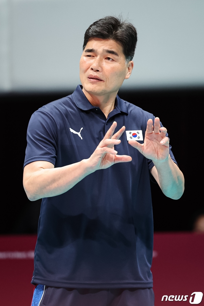 [사진] 작전 지시하는 임도헌 남자 배구 대표팀 감독