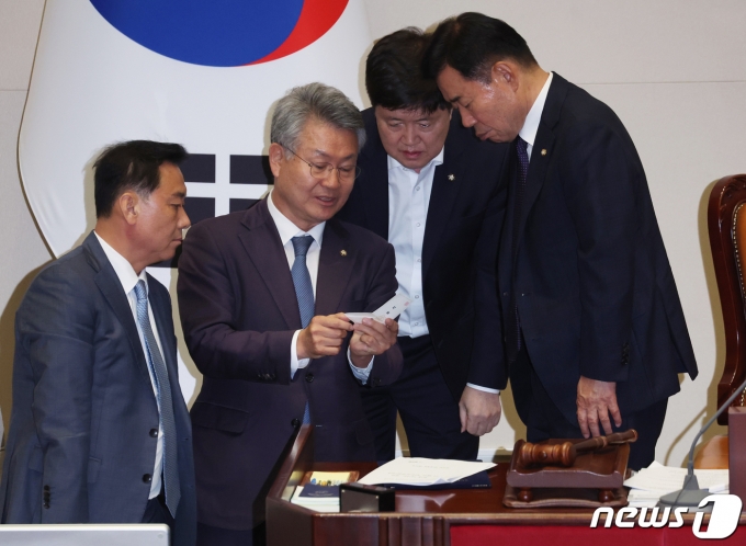 김진표 국회의장이 21일 오후 서울 여의도 국회에서 열린 제410회 국회(정기회) 제8차 본회의에서 열린 이재명 더불어민주당 대표에 대한 체포동의안 개표에서 김회재 더불어민주당 의원과 논란이 된 투표용지를 확인하고 있다. 2023.9.21/뉴스1 ⓒ News1 송원영 기자