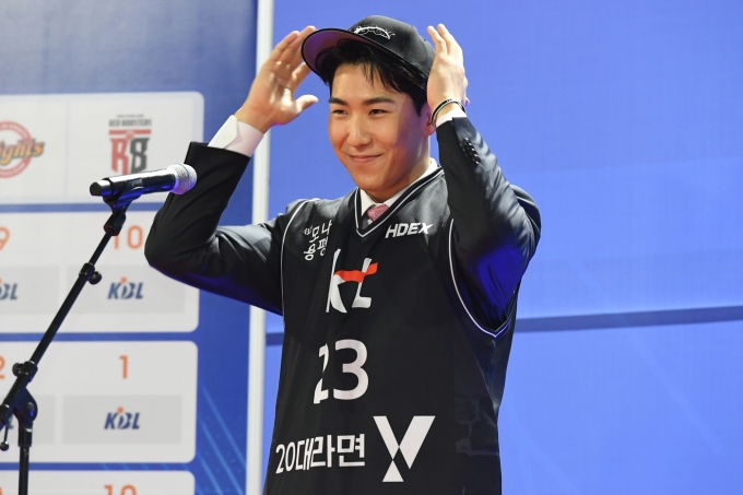 문정현이 2023 신인선수 드래프트에서 전체 1순위로 수원 KT의 지명을 받았다. (KBL 제공)