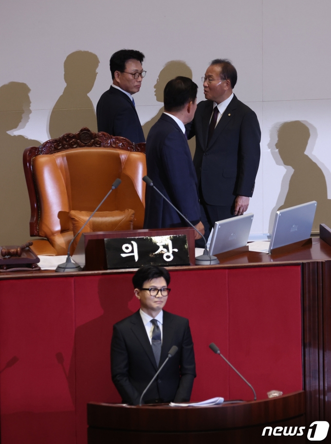 김진표 국회의장이 21일 오후 서울 여의도 국회에서 열린 제410회 국회(정기회) 제8차 본회의에서 한동훈 법무장관의 국회의원(이재명) 체포동의안에 대한 체포동의요청 이유설명이 길어지자 항의하는 박광온 더불어민주당 원내대표, 한 장관을 지지하는 윤재옥 원내대표와 대화를 하고 있다. 2023.9.21/뉴스1 ⓒ News1 송원영 기자