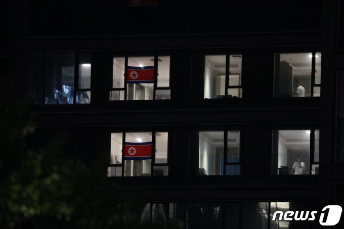 [사진] 항저우AG 北 선수단 숙소에 내걸린 인공기