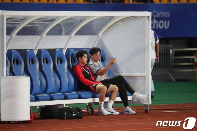 [사진] 태국 전 앞두고 대화하는 황선홍 감독과 이강인