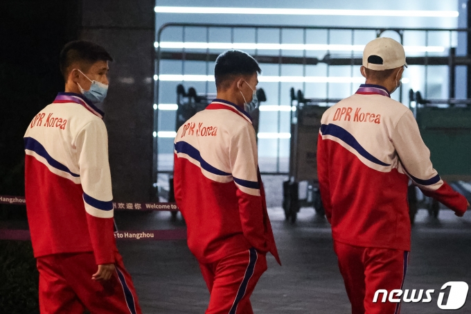 [사진] 숙소 들어서는 북한 선수단