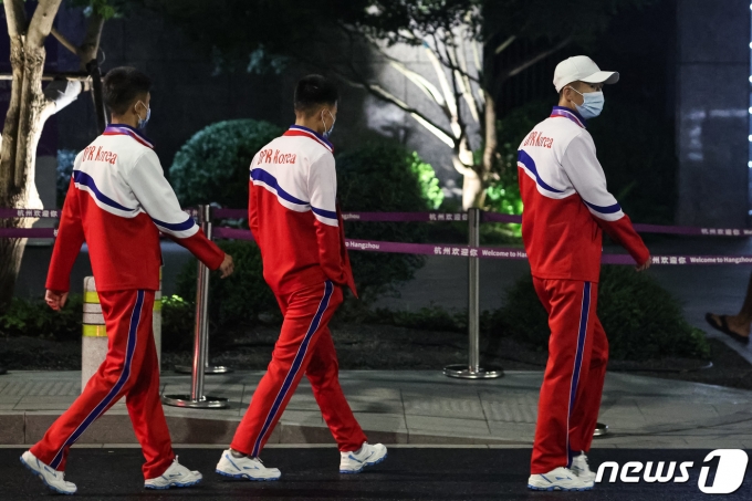 [사진] 주머니 손 찔러넣고 숙소 들어서는 北 선수들