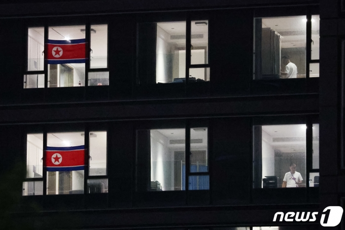 [사진] 인공기 걸린 北 선수단 숙소 '휴식중'