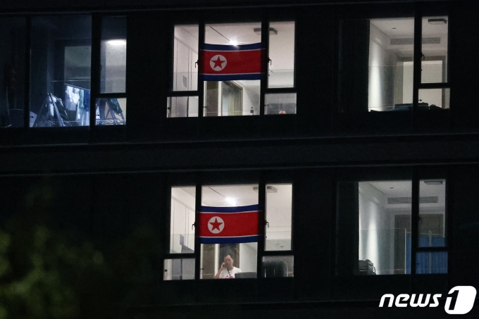[사진] 통화하는 北 관계자