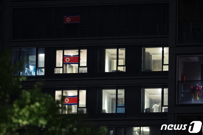 [사진] 불 켜진 북한 선수촌 숙소