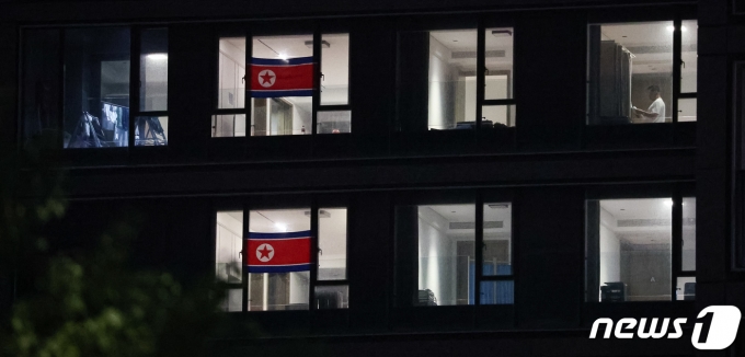 [사진] 인공기 걸린채 불 밝힌 북한 숙소