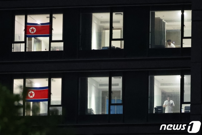 [사진] 휴대전화 바라보는 北 선수단 관계자
