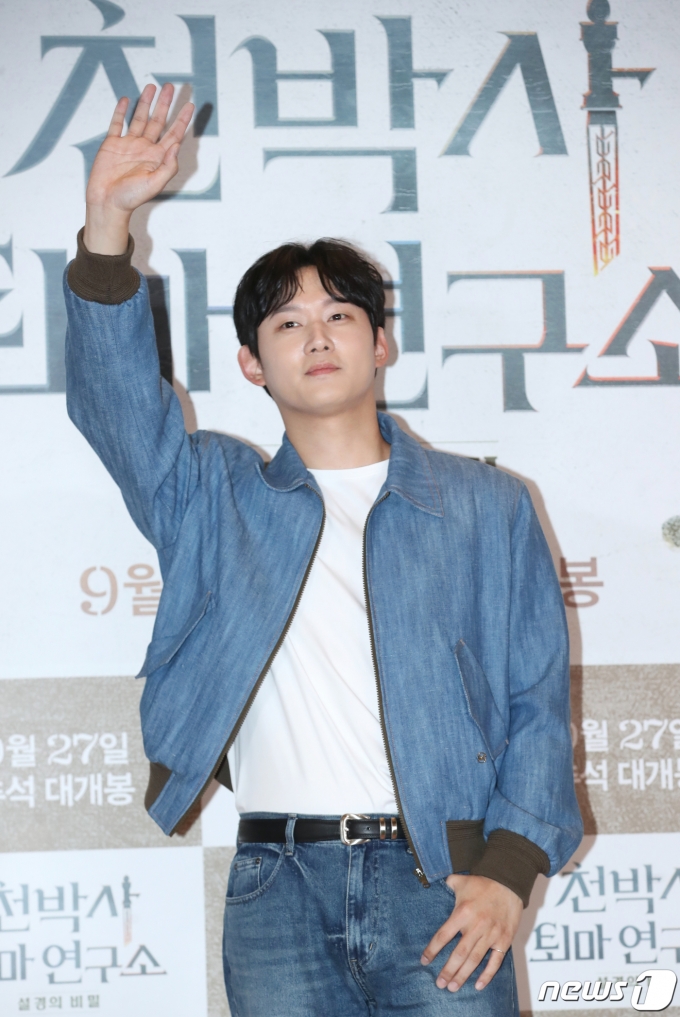 [사진] 권수현, 훈내 진동 인사