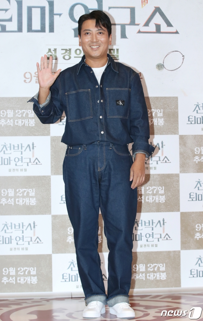 [사진] 박명훈, 청청패션으로 멋 냈어요