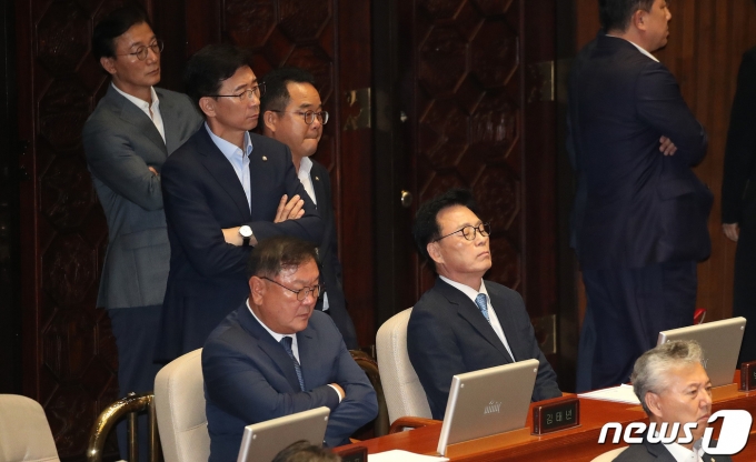 더불어민주당 의원들이 21일 오후 서울 여의도 국회에서 열린 제410회 국회(정기회) 제8차 본회의에서 이재명 대표에 대한 체포동의안이 가결되자 아쉬워하고 있다. 2023.9.21/뉴스1 ⓒ News1 임세영 기자