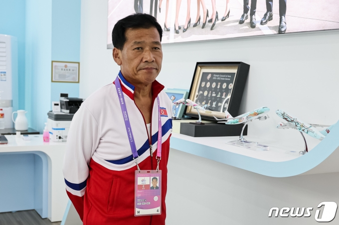 [사진] 한국 취재진 바라보는 北 기자