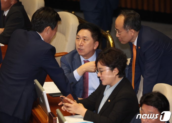 김기현 국민의힘 대표가 21일 오후 서울 여의도 국회에서 열린 제410회 국회(정기회) 제8차 본회의에서 열린 이재명 더불어민주당 대표에 대한 체포동의안 개표에서 의원들과 대화를 하고 있다. 2023.9.21/뉴스1 ⓒ News1 송원영 기자