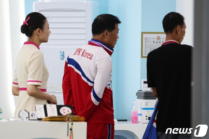 [사진] 선수단복 입은 북한 취재진