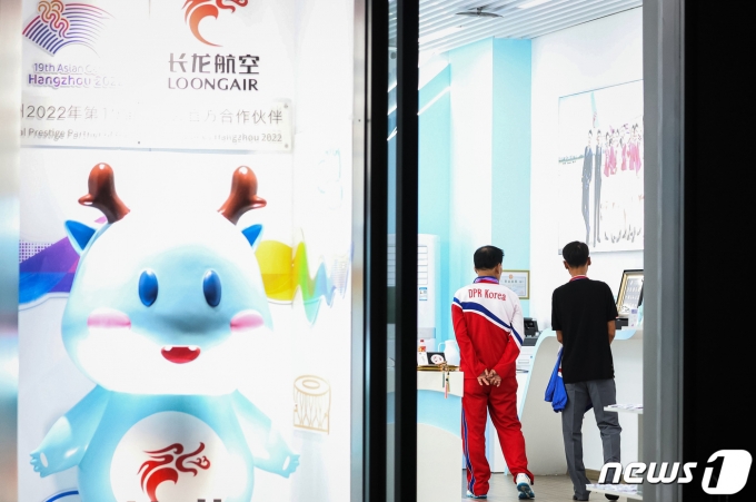 [사진] 미디어빌리지 시설 둘러보는 북한 취재진