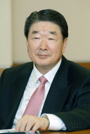 LX그룹을 이끄는 구본준 회장이 HMM 인수로 기존 물류계열사들과 시너지를 내 미래 먹거리를 확보한다는 구상이다. /사진=LX그룹