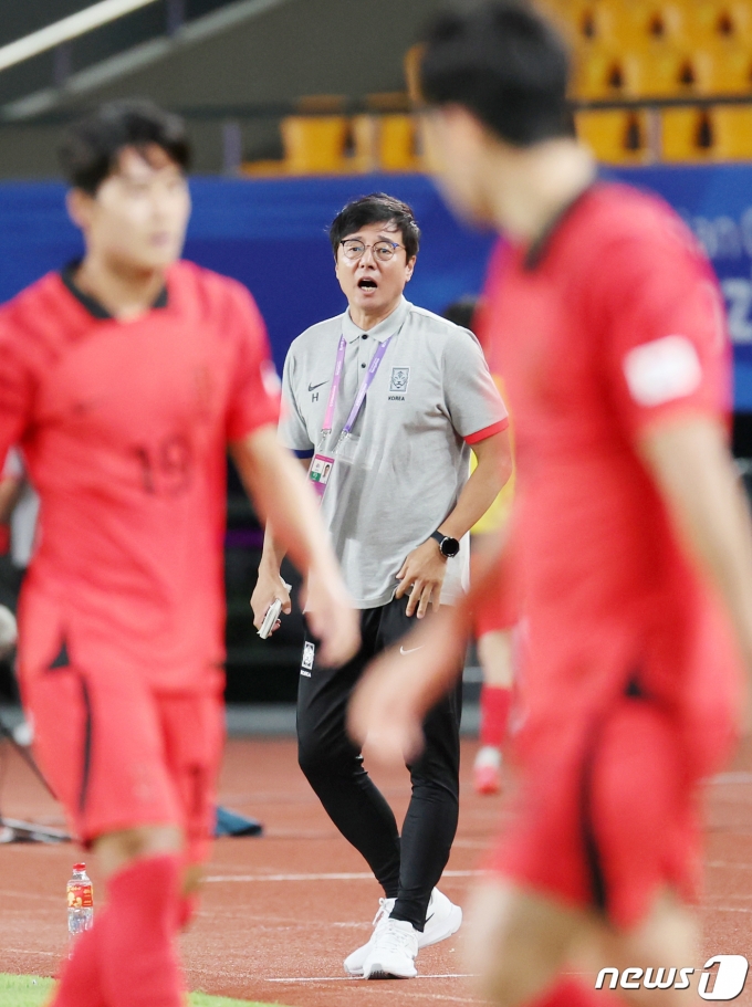 [사진] 작전 지시하는 황선홍 감독