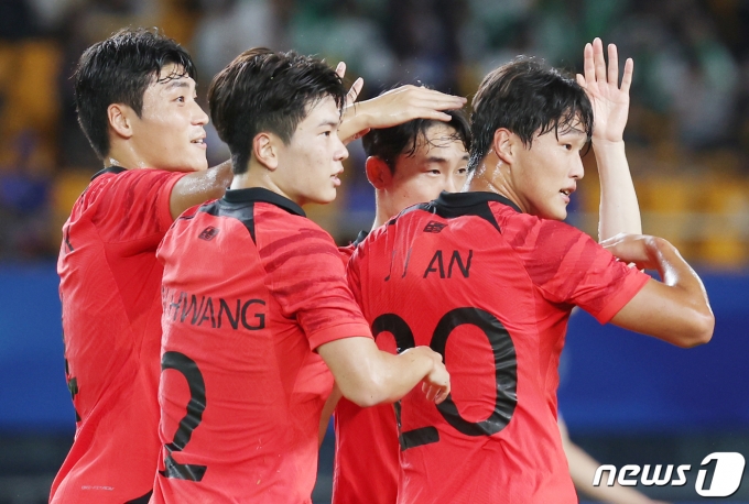 21일 오후 중국 저장성 진화시 스포츠센터 스타디움에서 열린 2022 항저우 아시안게임 남자 축구 E조 조별리그 2차전 대한민국과 태국의 경기에서 안재준이 추가골을 성공 시킨 뒤 동료들과 기쁨을 나누고 있다. 2023.9.21/뉴스1 ⓒ News1 민경석 기자
