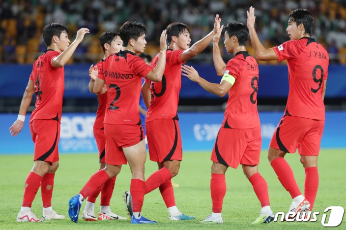 21일 오후 중국 저장성 진화시 스포츠센터 스타디움에서 열린 2022 항저우 아시안게임 남자 축구 E조 조별리그 2차전 대한민국과 태국의 경기에서 안재준이 추가골을 성공 시킨 뒤 동료들과 기쁨을 나누고 있다. 2023.9.21/뉴스1 ⓒ News1 민경석 기자