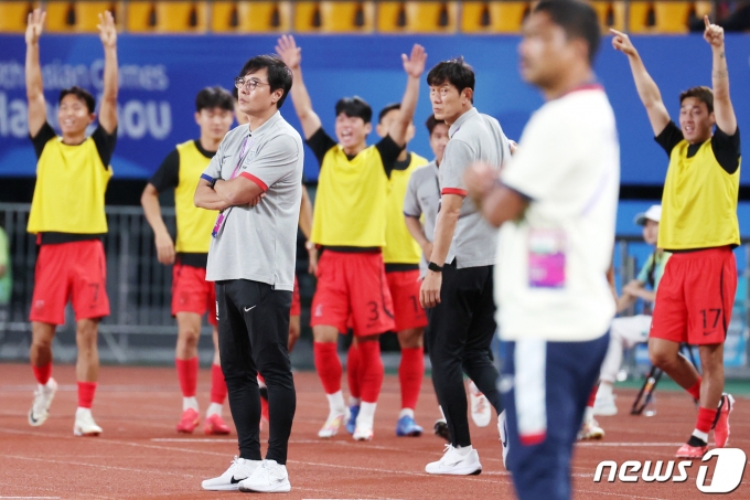 21일 오후 중국 저장성 진화시 스포츠센터 스타디움에서 열린 2022 항저우 아시안게임 남자 축구 E조 조별리그 2차전 대한민국과 태국의 경기에서 황선홍 감독이 이재익이 골을 성공시킨 뒤 기쁨을 나누는 모습을 지켜보고 있다. 2023.9.21/뉴스1 ⓒ News1 민경석 기자
