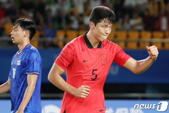 21일 오후 중국 저장성 진화시 스포츠센터 스타디움에서 열린 2022 항저우 아시안게임 남자 축구 E조 조별리그 2차전 대한민국과 태국의 경기에서 이재익이 골을 성공 시킨 뒤 기뻐하고 있다. 2023.9.21/뉴스1 ⓒ News1 민경석 기자