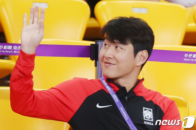 축구 국가대표 이강인이 21일 오후 중국 저장성 진화시 스포츠 센터 스타디움에서 2022 항저우 아시안게임 남자 축구 E조 조별리그 2차전 대한민국과 태국의 경기를 찾은 이강인이 관중석에 앉아 팬들에게 손을 흔들고 있다. 2023.9.21/뉴스1 ⓒ News1 민경석 기자