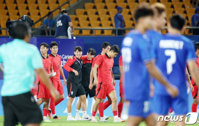 [사진] 승리의 기쁨 함께 나누는 이강인