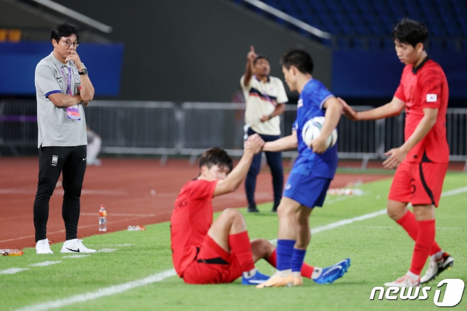 [사진] 심각한 표정의 황선홍 감독