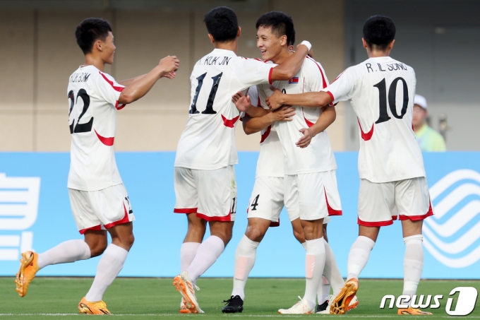항저우 아시안게임에서 2연승을 기록한 북한 축구대표팀. /뉴스1 ⓒ News1 민경석 기자