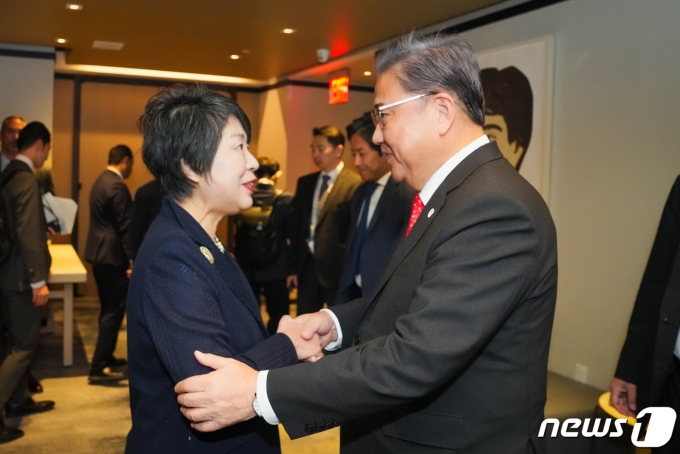 박진 외교부 장관(오른쪽)과 가미카와 요코(上川陽子) 신임 일본 외무상.(외교부 제공)