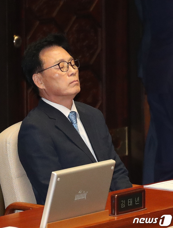 박광온 더불어민주당 원내대표가 21일 오후 서울 여의도 국회에서 열린 제410회 국회(정기회) 제8차 본회의에서 이재명 대표에 대한 체포동의안이 총투표 295표, 가 149표, 부 136표, 기권 6표, 무효 4표로 가결되자 아쉬워하고 있다. 2023.9.21/뉴스1 ⓒ News1 임세영 기자